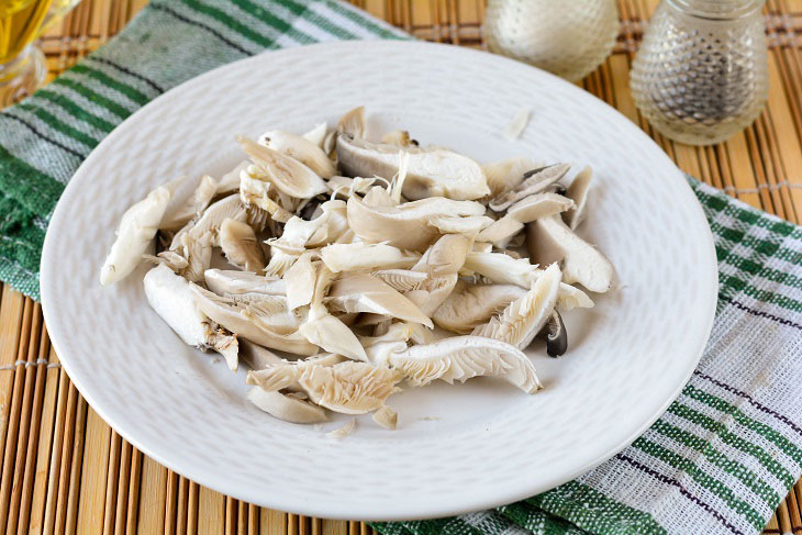 Chicken rolls with mushrooms in a pan - tasty and original