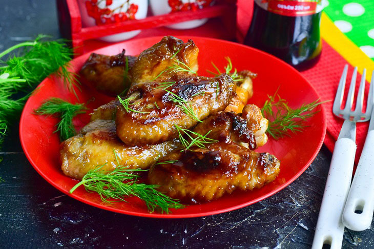 Chicken wings in soy sauce with a crispy crust - tasty and appetizing