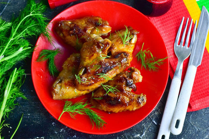 Chicken wings in soy sauce with a crispy crust - tasty and appetizing