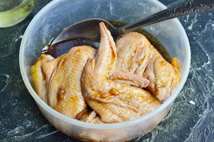 Chicken wings in soy sauce with a crispy crust - tasty and appetizing