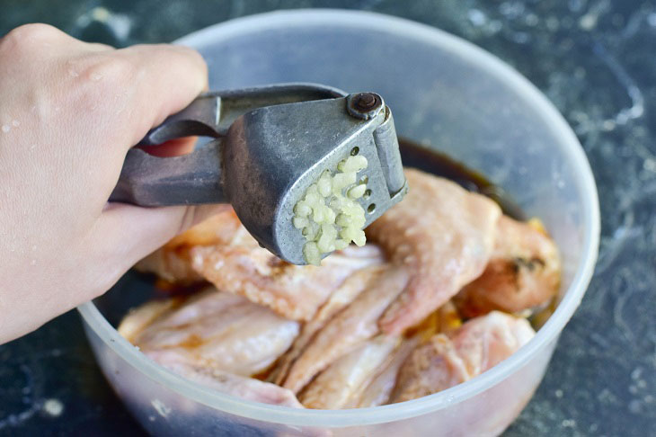 Chicken wings in soy sauce with a crispy crust - tasty and appetizing