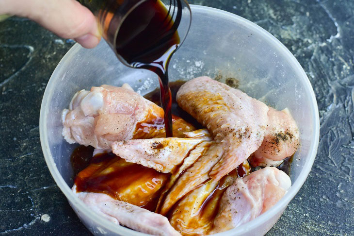 Chicken wings in soy sauce with a crispy crust - tasty and appetizing