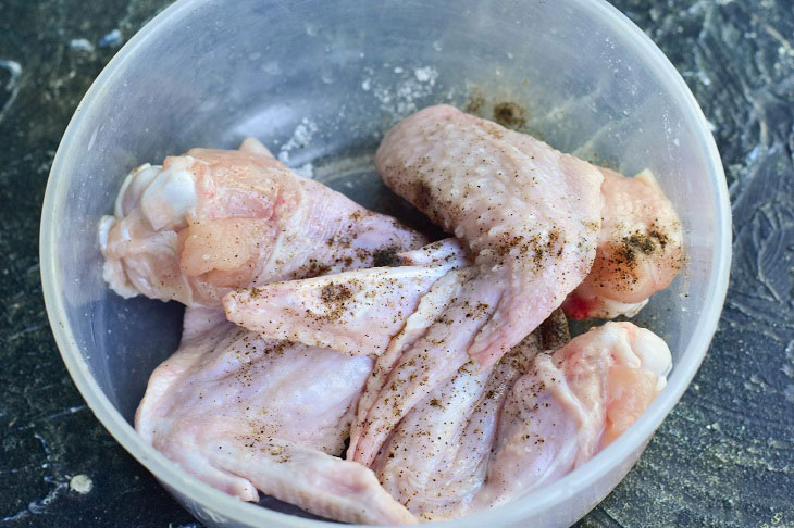 Chicken wings in soy sauce with a crispy crust - tasty and appetizing