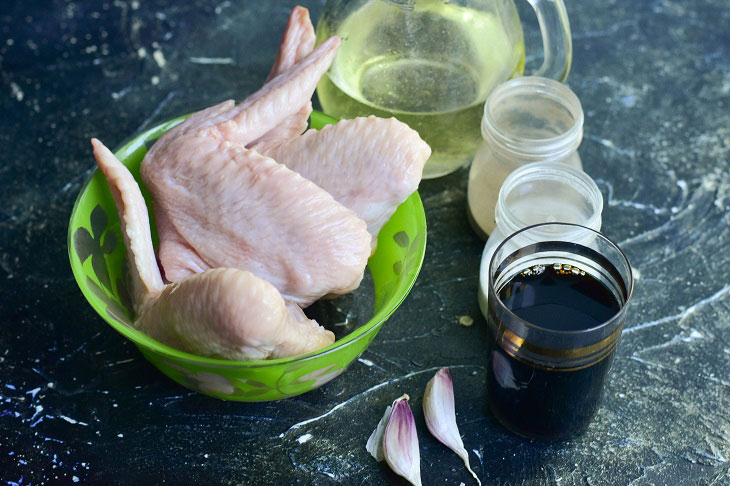 Chicken wings in soy sauce with a crispy crust - tasty and appetizing