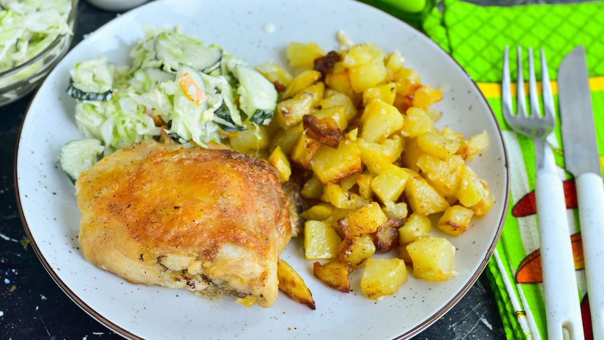Chicken thighs with young potatoes in the oven – tasty and fast