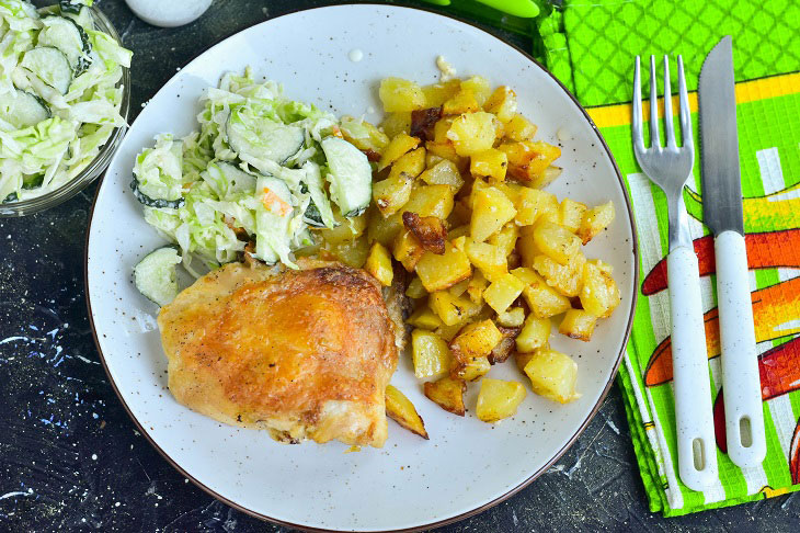 Chicken thighs with young potatoes in the oven - tasty and fast