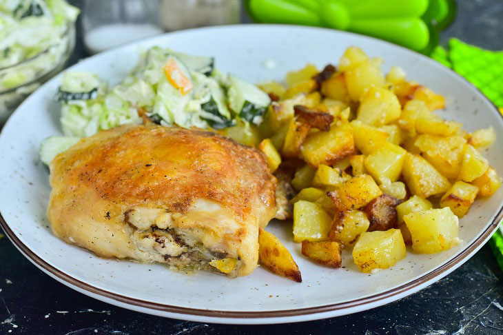 Chicken thighs with young potatoes in the oven - tasty and fast