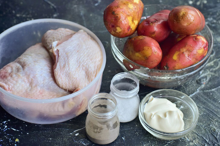 Chicken thighs with young potatoes in the oven - tasty and fast