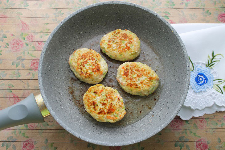 Chicken cutlets with zucchini - tender and fragrant