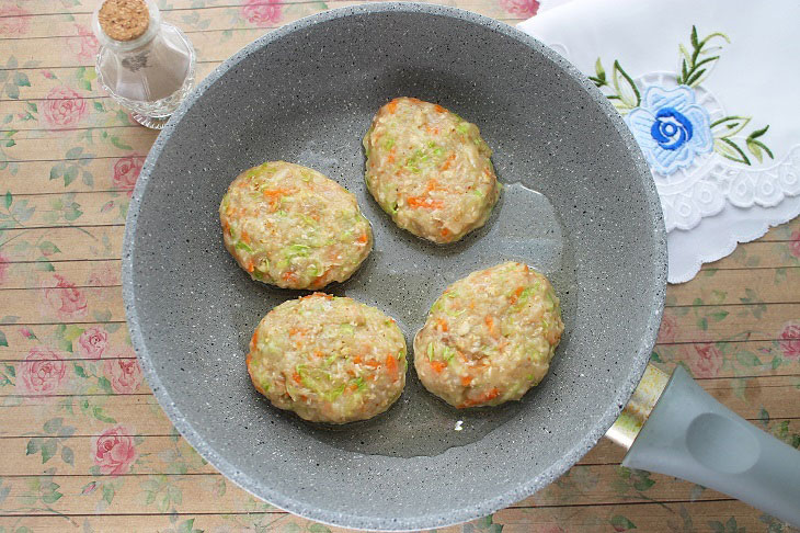 Chicken cutlets with zucchini - tender and fragrant