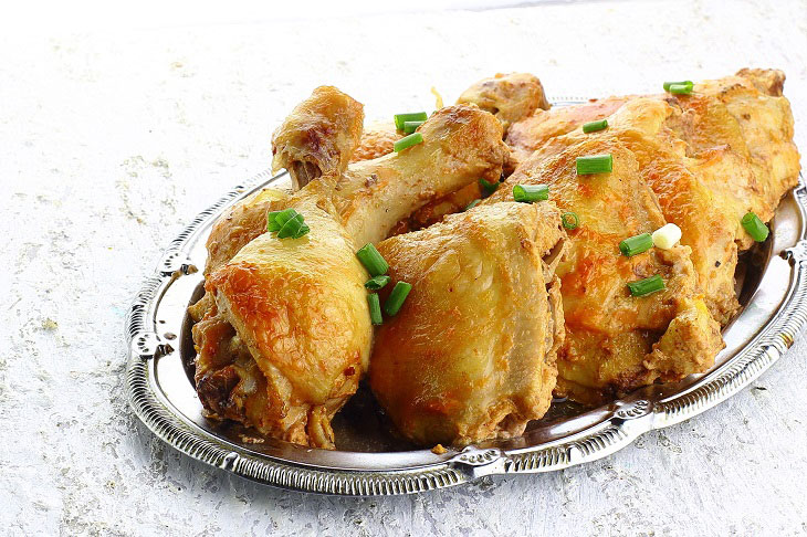 How to deliciously bake chicken legs in the oven - a simple and affordable recipe