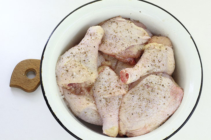 How to deliciously bake chicken legs in the oven - a simple and affordable recipe