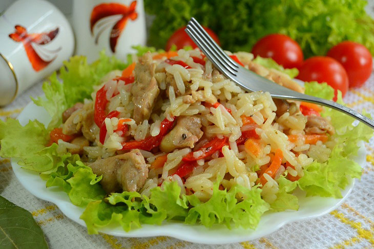 Fried rice with chicken and vegetables in a pan - a hearty and budget dinner