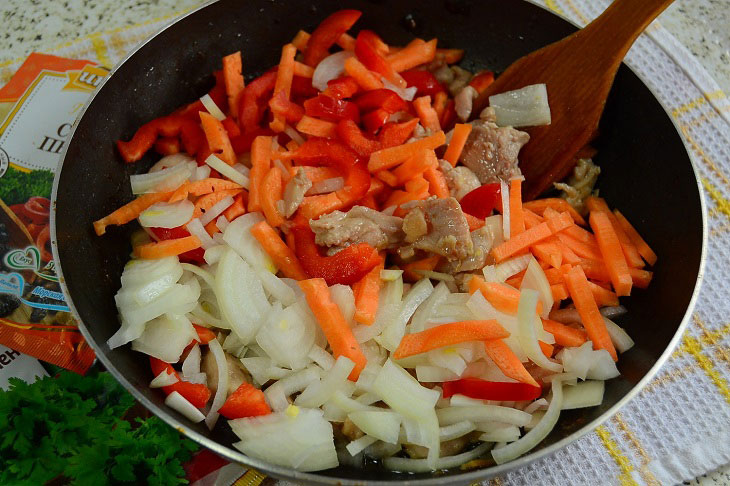 Fried rice with chicken and vegetables in a pan - a hearty and budget dinner