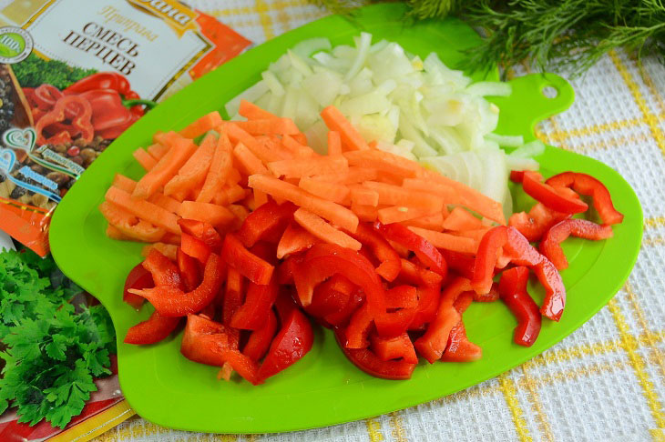 Fried rice with chicken and vegetables in a pan - a hearty and budget dinner