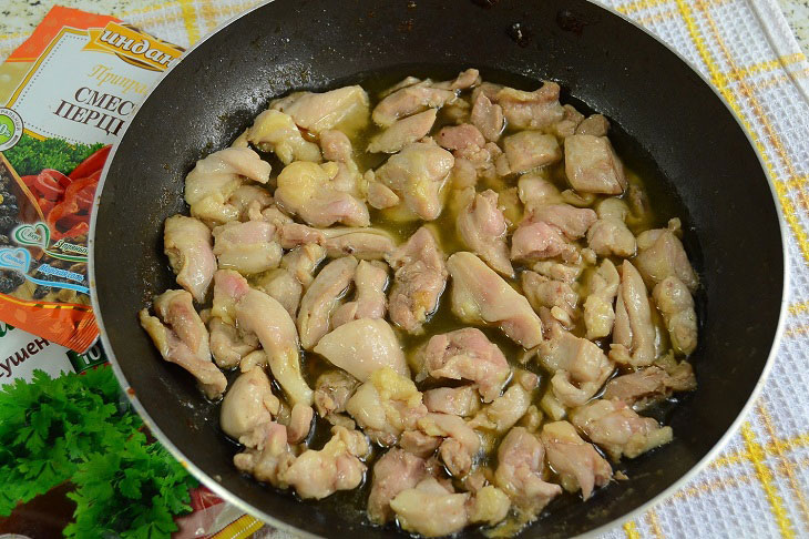 Fried rice with chicken and vegetables in a pan - a hearty and budget dinner