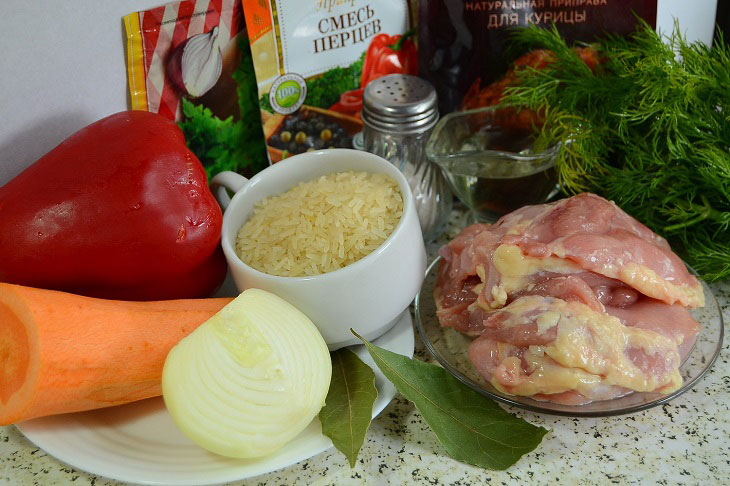 Fried rice with chicken and vegetables in a pan - a hearty and budget dinner