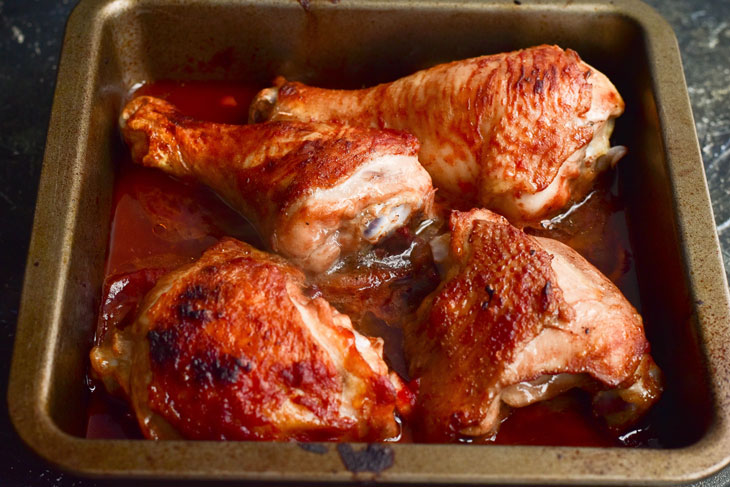 Chicken in wine in the oven - easy to prepare, but looks appetizing and attractive