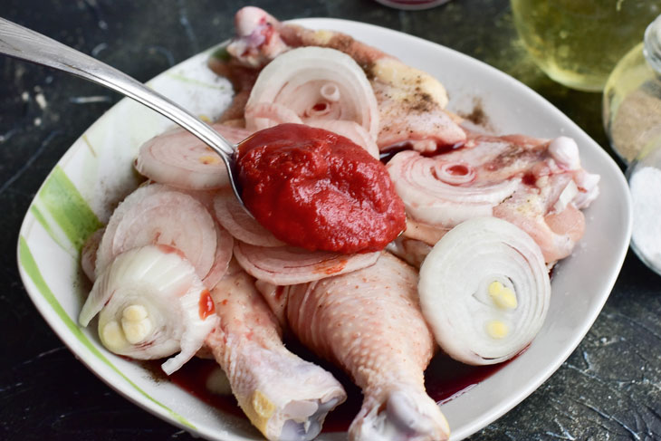 Chicken in wine in the oven - easy to prepare, but looks appetizing and attractive