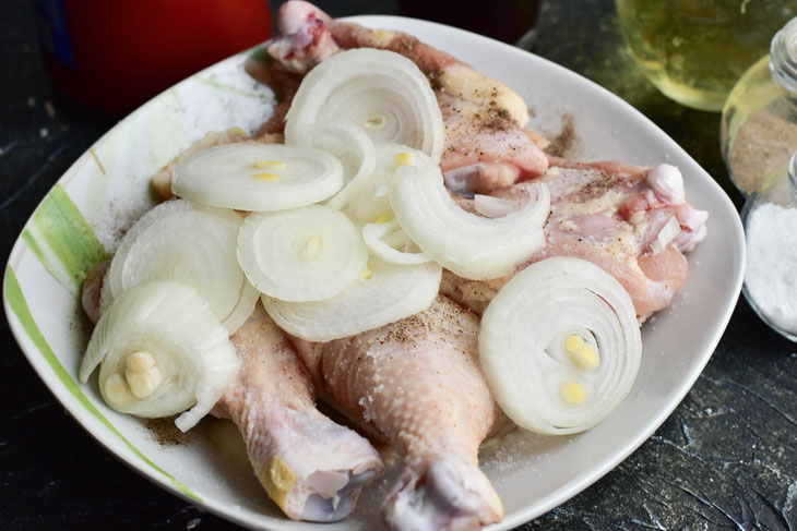 Chicken in wine in the oven - easy to prepare, but looks appetizing and attractive