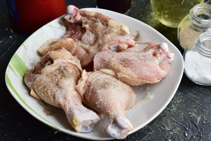 Chicken in wine in the oven - easy to prepare, but looks appetizing and attractive