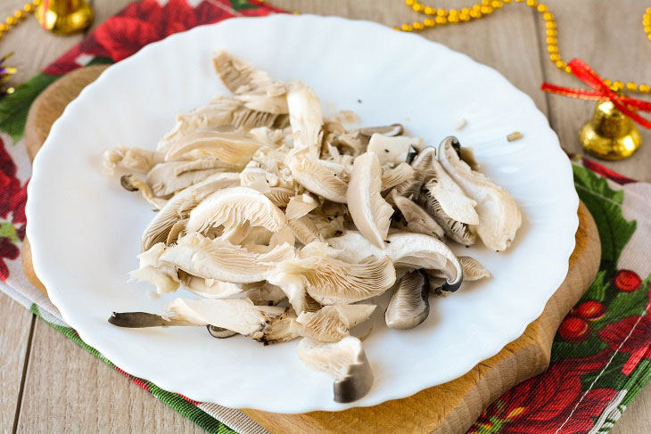 Chicken rolls with mushrooms - a delicious dish for the New Year's feast
