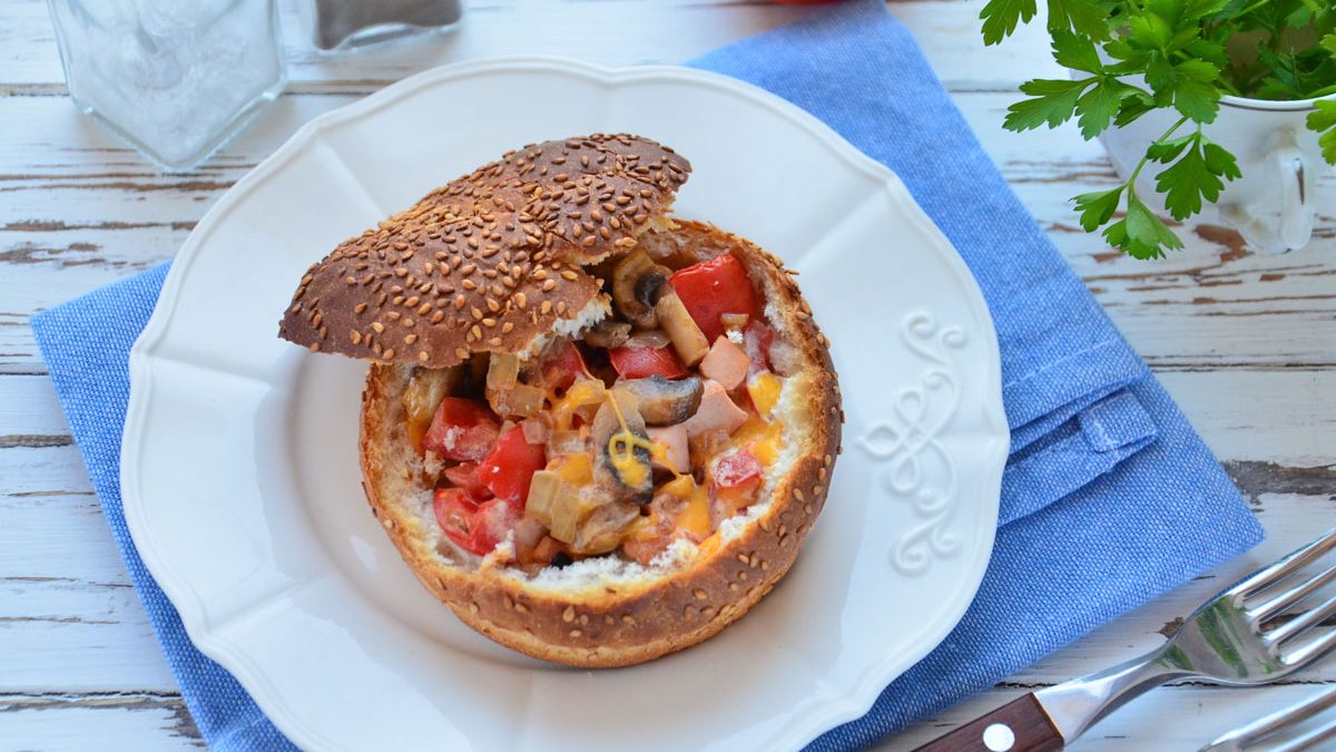 Warm salad in buns – unusual and very tasty