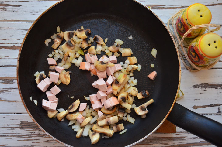 Warm salad in buns - unusual and very tasty