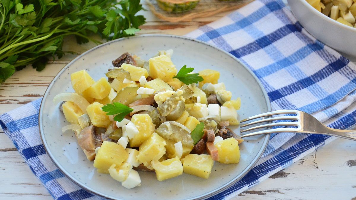 Potato salad with pickled mushrooms – a great dish in a hurry