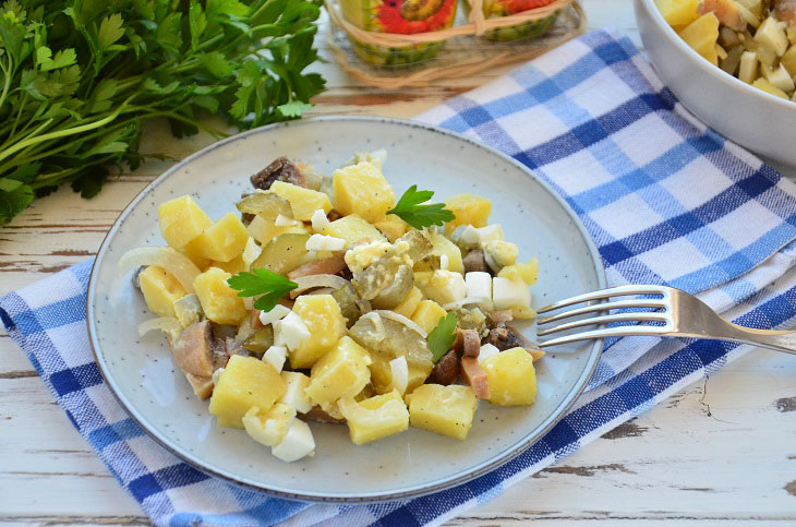 Potato salad with pickled mushrooms - a great dish in a hurry