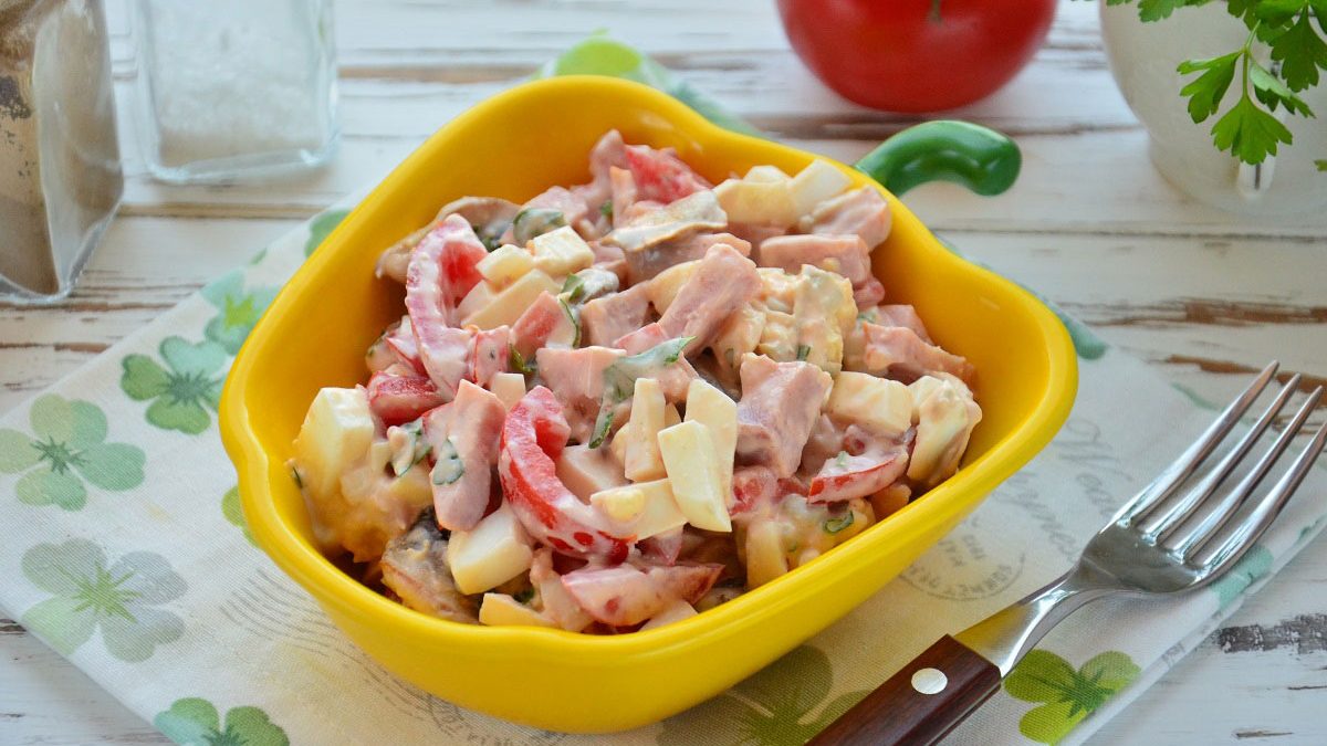 Salad with fried champignons and ham – hearty and simple