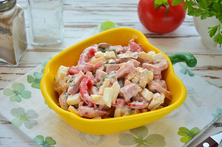 Salad with fried champignons and ham - hearty and simple