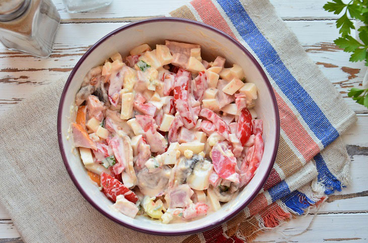 Salad with fried champignons and ham - hearty and simple