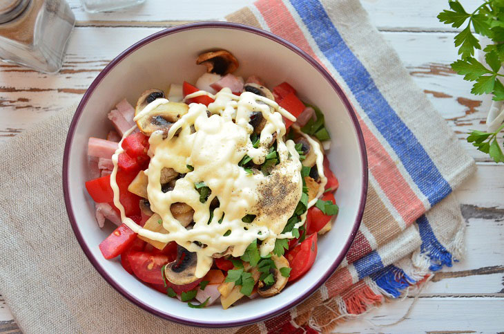 Salad with fried champignons and ham - hearty and simple