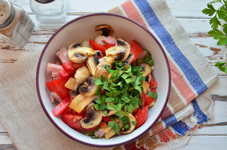 Salad with fried champignons and ham - hearty and simple