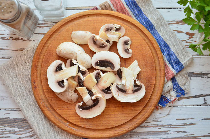 Salad with fried champignons and ham - hearty and simple