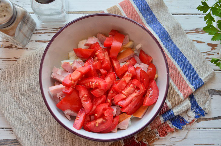 Salad with fried champignons and ham - hearty and simple