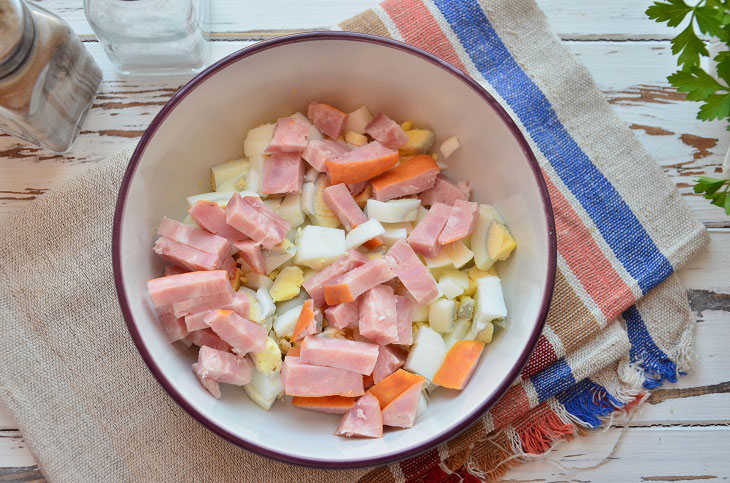 Salad with fried champignons and ham - hearty and simple