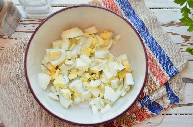 Salad with fried champignons and ham - hearty and simple