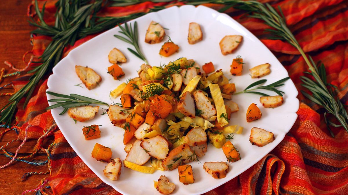 Warm salad of pumpkin, zucchini and chicken fillet – smart and healthy