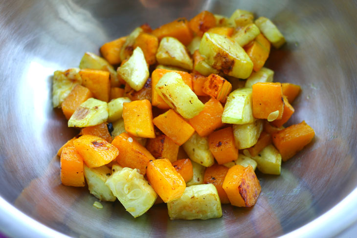 Warm salad of pumpkin, zucchini and chicken fillet - smart and healthy