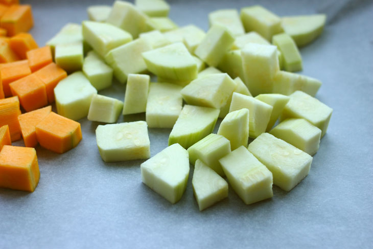 Warm salad of pumpkin, zucchini and chicken fillet - smart and healthy