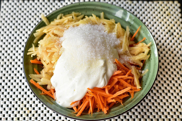 Carrot and apple salad with sour cream - incredibly tasty and healthy