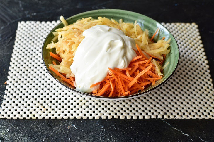 Carrot and apple salad with sour cream - incredibly tasty and healthy