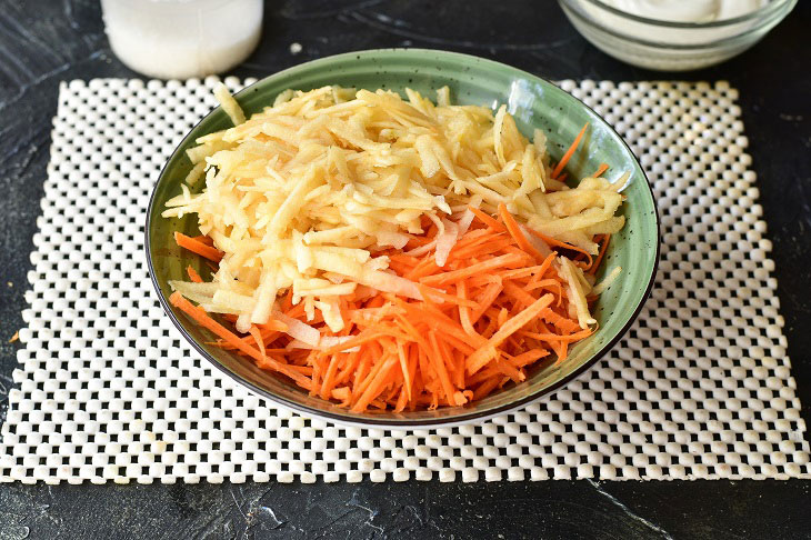 Carrot and apple salad with sour cream - incredibly tasty and healthy