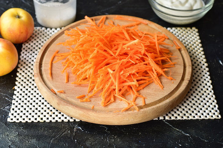 Carrot and apple salad with sour cream - incredibly tasty and healthy