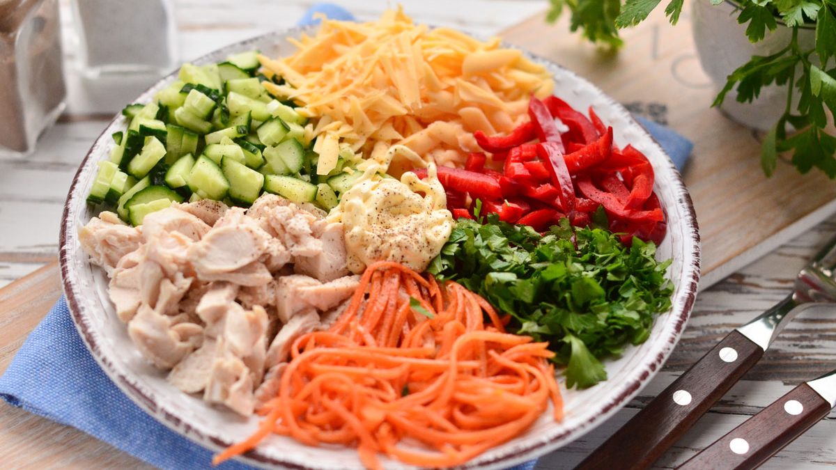 Vegetable salad “Traffic light” with chicken – bright and appetizing