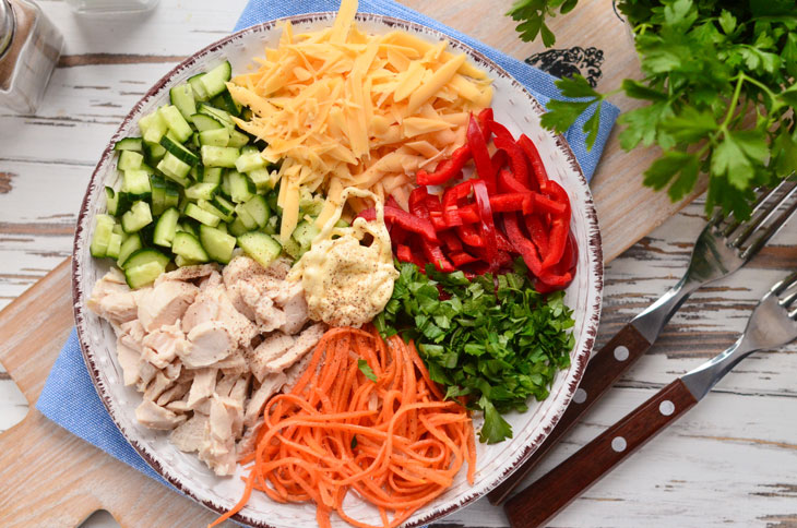 Vegetable salad "Traffic light" with chicken - bright and appetizing