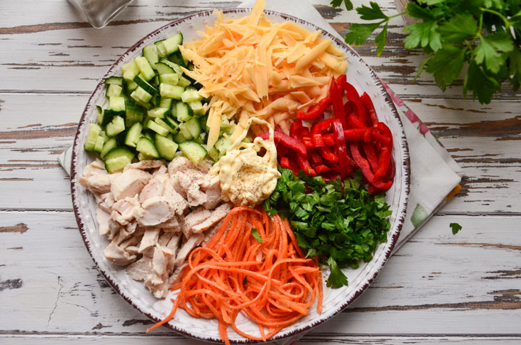 Vegetable salad "Traffic light" with chicken - bright and appetizing