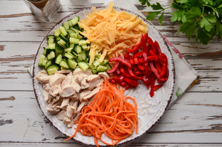 Vegetable salad "Traffic light" with chicken - bright and appetizing